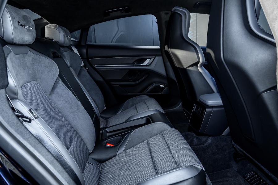 Интерьер Porsche Taycan Turbo S 2020 года  (UK) (фото 36 из 40)